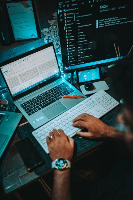 Texte Small Business Marketing écrit sur une feuille blanche pour un usage créatif.